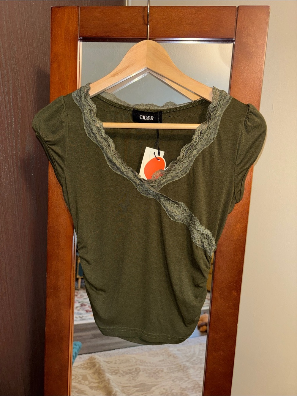 NWT Cider Olive Green V-Neck Lace Tshirt Size Small